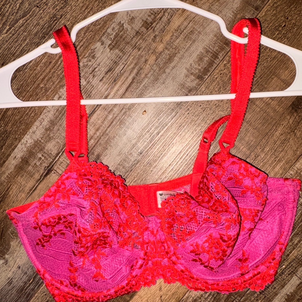 Wacoal Vibrant Lace Underwire Bra in Red and Pink